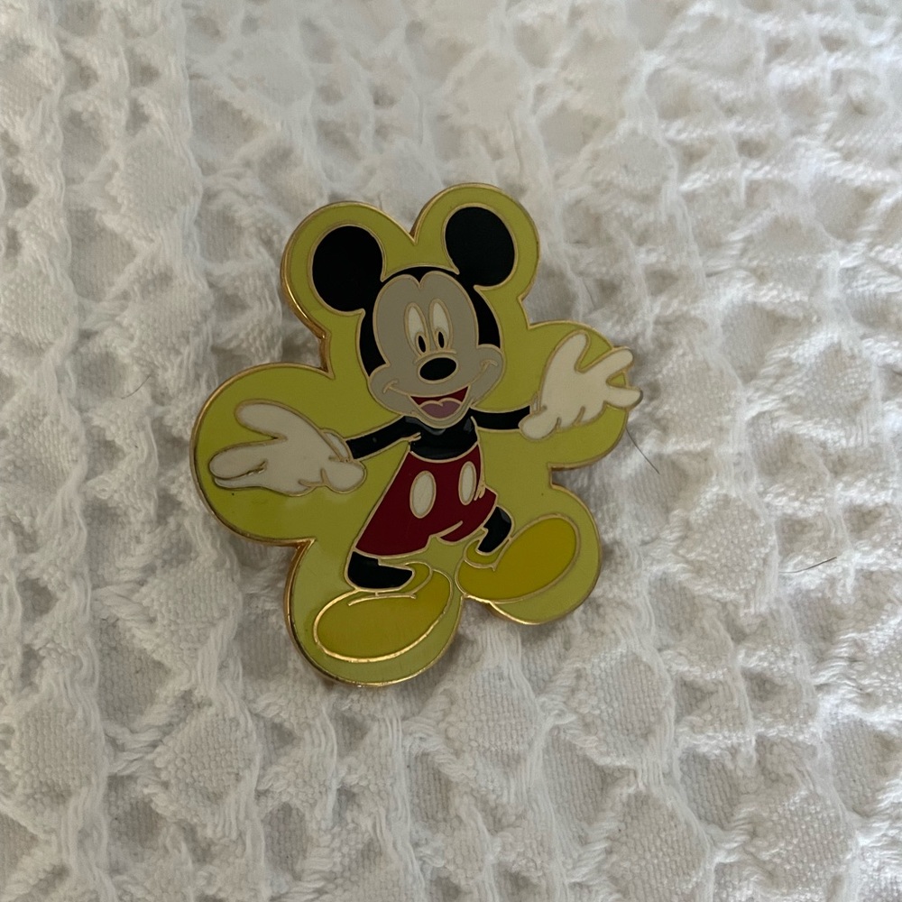 Disney Lanyard Pin | Mickey pin yellow